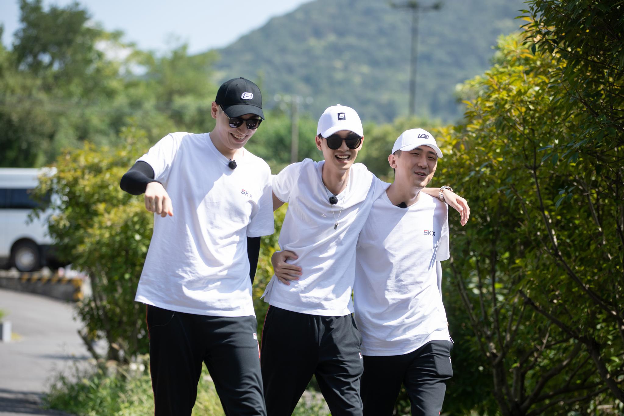 而德云社通过与腾讯视频合作,以"相声 真人秀"的模式给出自己的答案