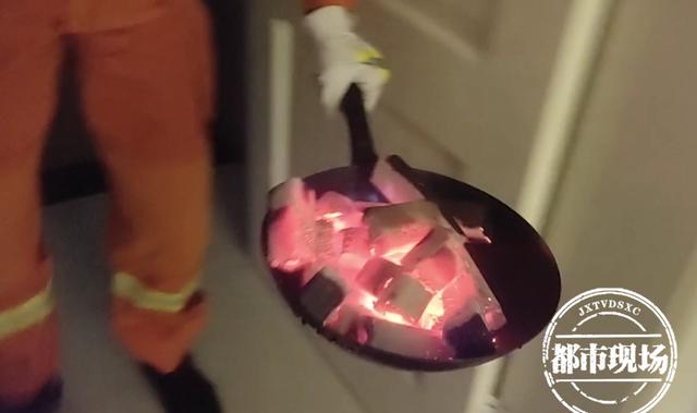 夫妻吵架后母亲携女烧炭自杀，孩子被救起后，竟以为妈妈在做饭休闲区蓝鸢梦想 - Www.slyday.coM