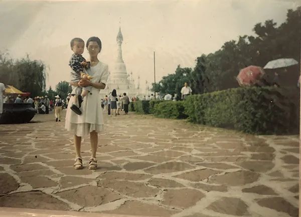 谢初明生前曾为儿子创作文学作品，图为他们在贵阳领奖时游玩的合影，不久后母子二人遇害。