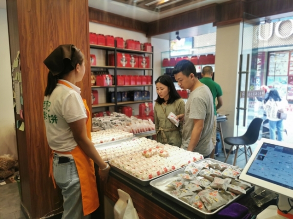 中秋将至 月饼销售持续升温|月饼_新浪新闻