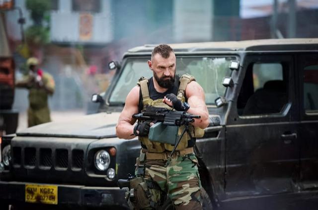 《战狼2》中,一名他国反派雇佣兵阵营中的配角大熊曾给观众留下十分