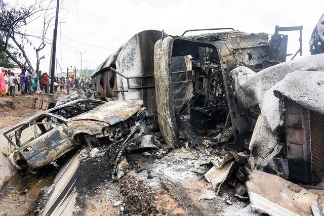 尼日利亚一油罐车翻车后爆炸 造成至少23人死亡