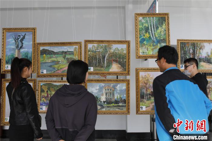 中俄油画作品在绥芬河展出 吕品 摄