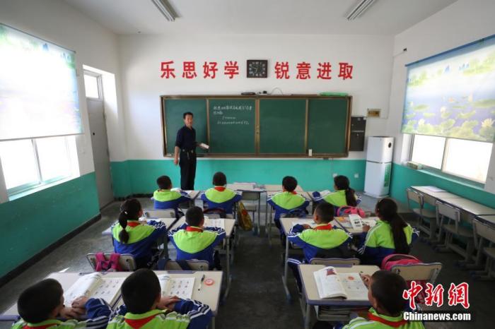 资料图：甘肃省庆阳市一学校，老师正在给学生们上课。中新社记者 于晶 摄