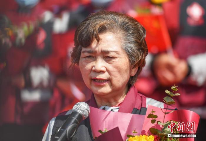 资料图:李兰娟院士在保证安全的情况下摘下口罩讲话。中新社记者 王刚 摄