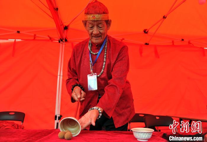 吴桥老艺人表演中国传统戏法"三仙归洞". 韩冰 摄