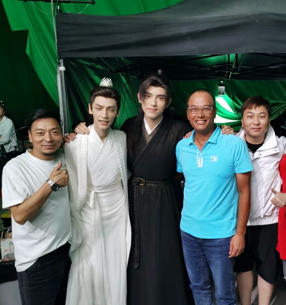 皓衣行导演晒杀青照罗云熙瘦弱干瘪还显老陈瑶满脸沧桑感