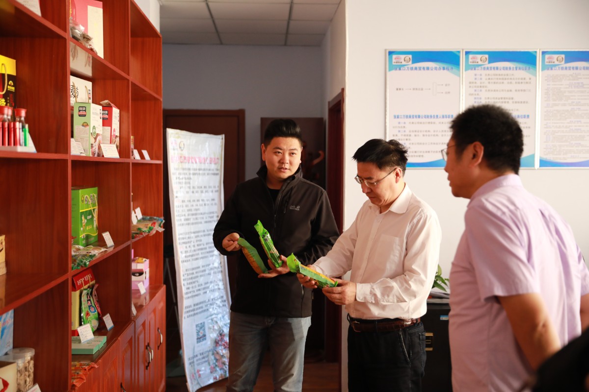 李华一向客人介绍万铁商贸销售的张家口农特产品. 朱国庆摄