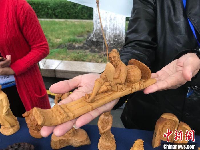 非遗传承人展示黄杨木雕作品。　赵晔娇 摄
