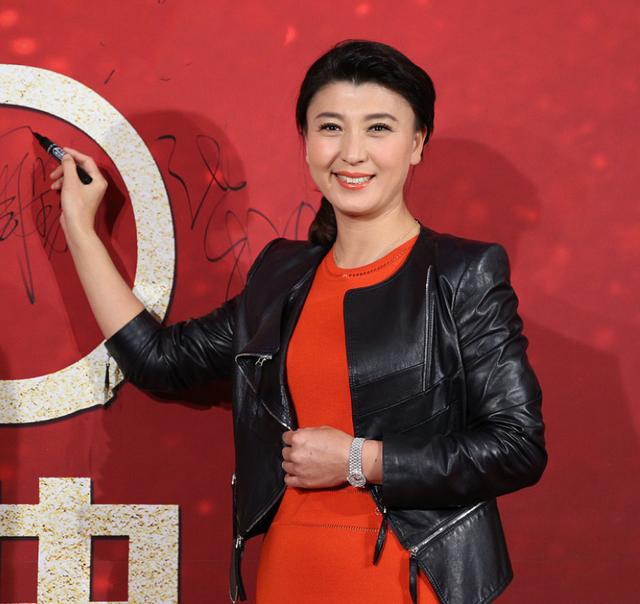 闫学晶越老越气质黑色皮衣配小红裙端庄持重又不失明艳大气