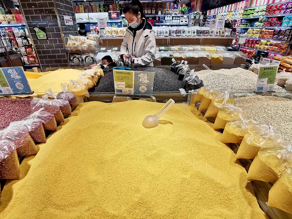 超市内供应充足的粮油米面等产品。图/中新