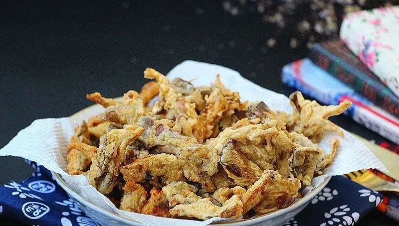 软炸平菇,外壳香酥焦脆,越嚼越香!
