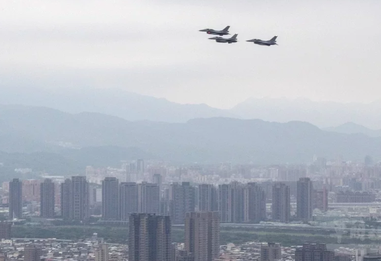 战机飞过台北上空（联合报）