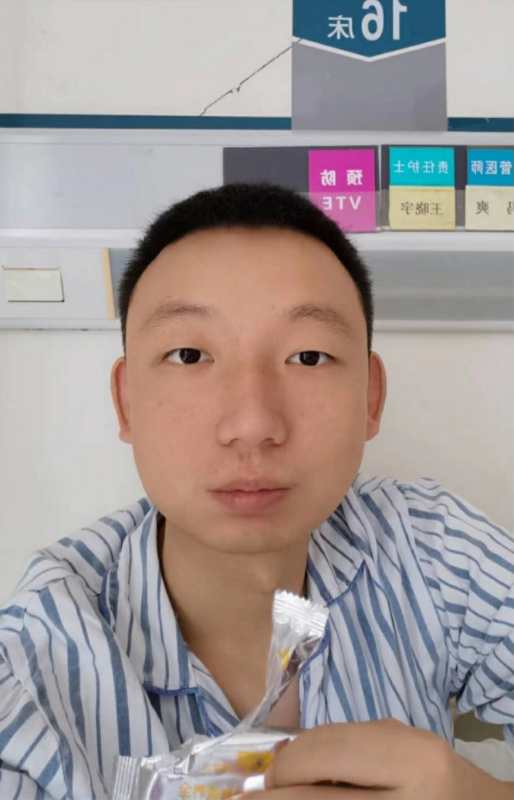 正在上海医院接受肝癌治疗的姚策。受访者供图