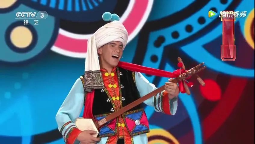 张银耀在电视节目中表演25岁,白族,大理州剑川县沙溪镇石龙村人.