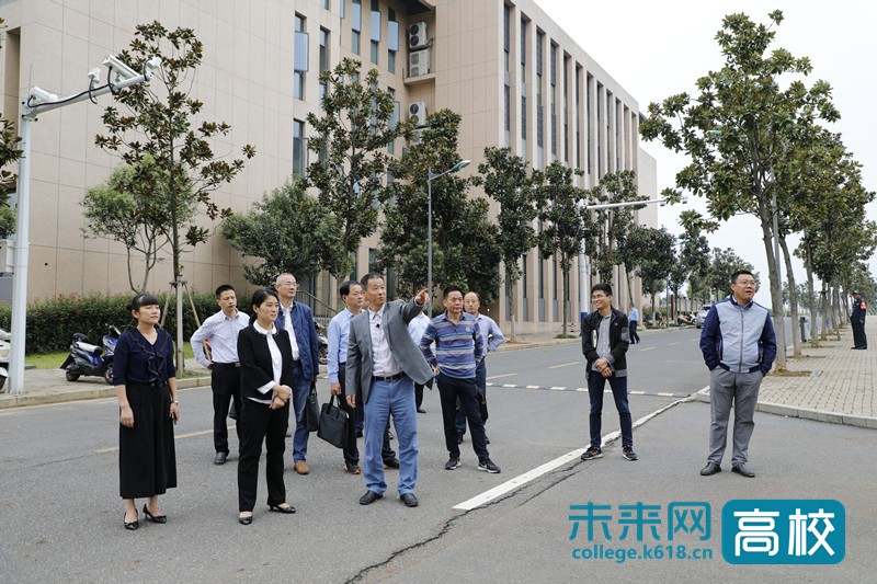 韦秀芳一行首先实地考察了学校二期扩建工程现场,现场查看了扩建工程