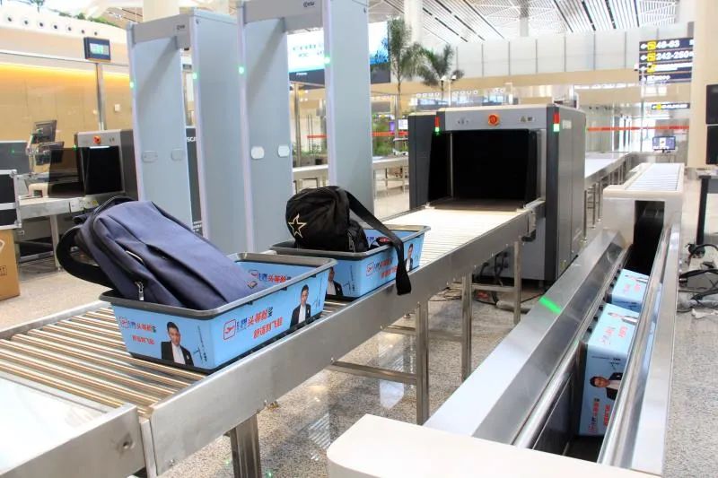 ▲28套安检设备具有智能自动回筐系统，便于旅客在通道前传位置自行取筐放置随身物品，减少等待前传