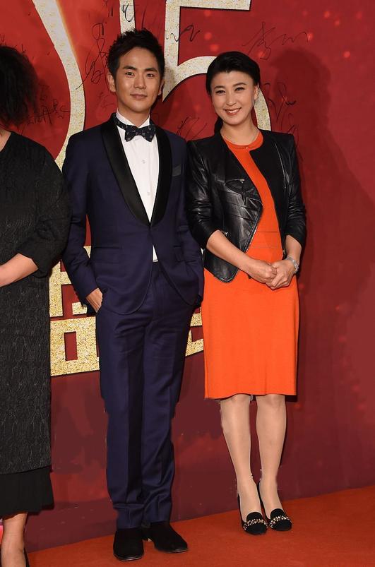 闫学晶越老越气质黑色皮衣配小红裙端庄持重又不失明艳大气