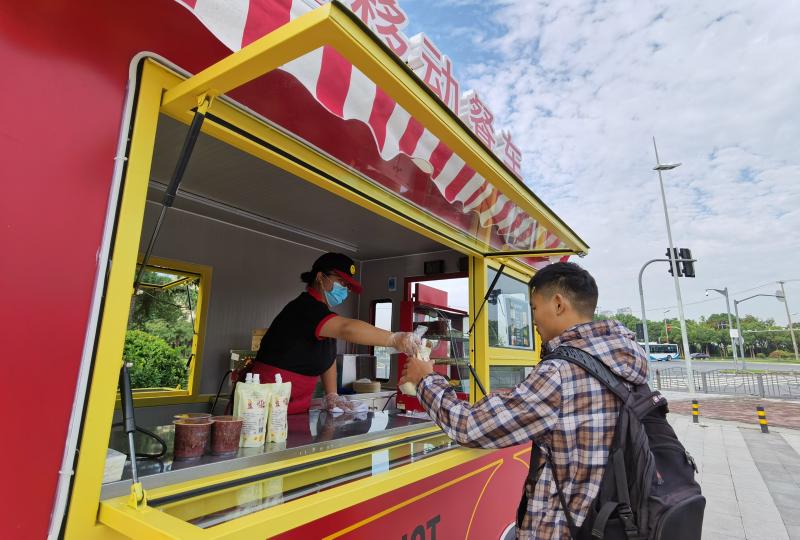 上海这个小区门口来了辆早餐车,一小时里百余居民挤到窗口前