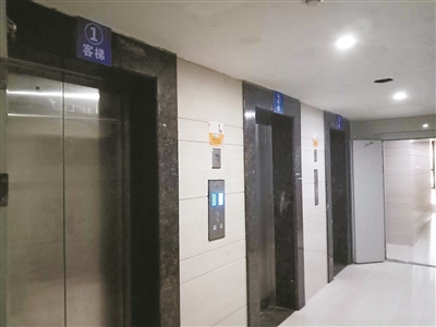 导致2部电梯出现故障,整栋楼100多户居民只有一部电梯可以使用,半个月