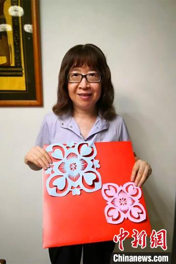 台北临海同乡会会员陈仲华展示剪纸作品 受访者供图