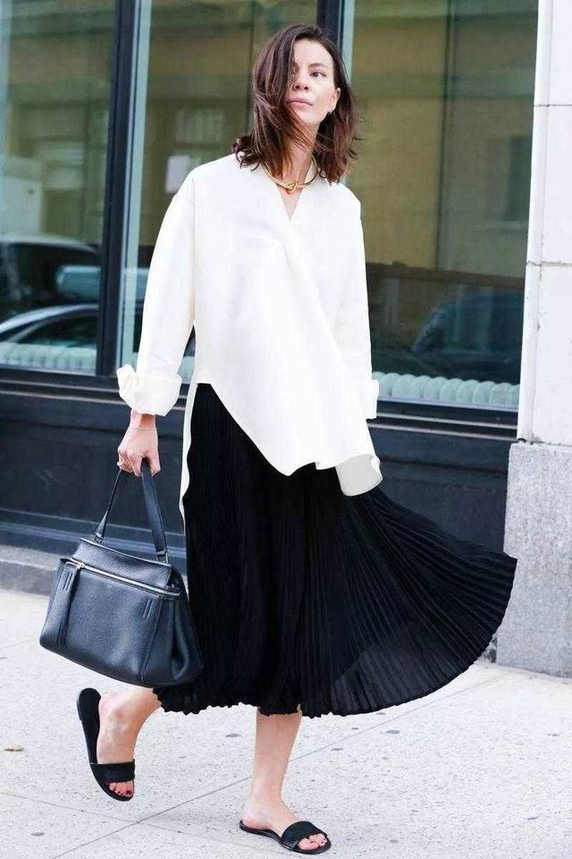 秋天搭配少不了白衬衫,学刘孜配半身长裙,美得清新脱俗又优雅