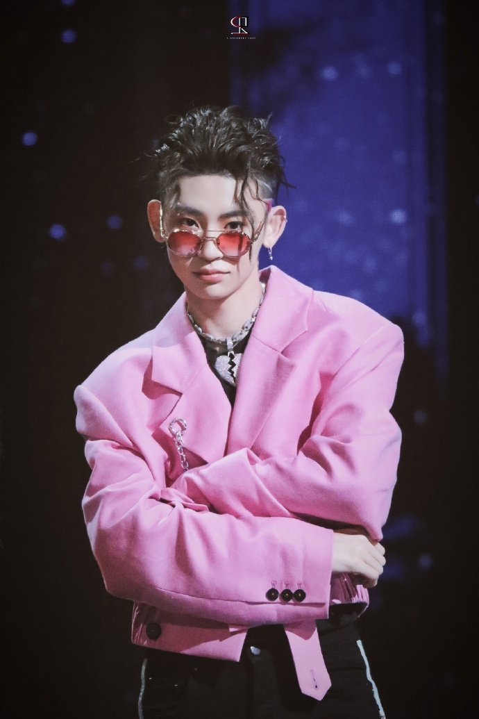 近日,小鬼王琳凯现身《跨次元新星》发布会现场,他身着粉色西装搭配