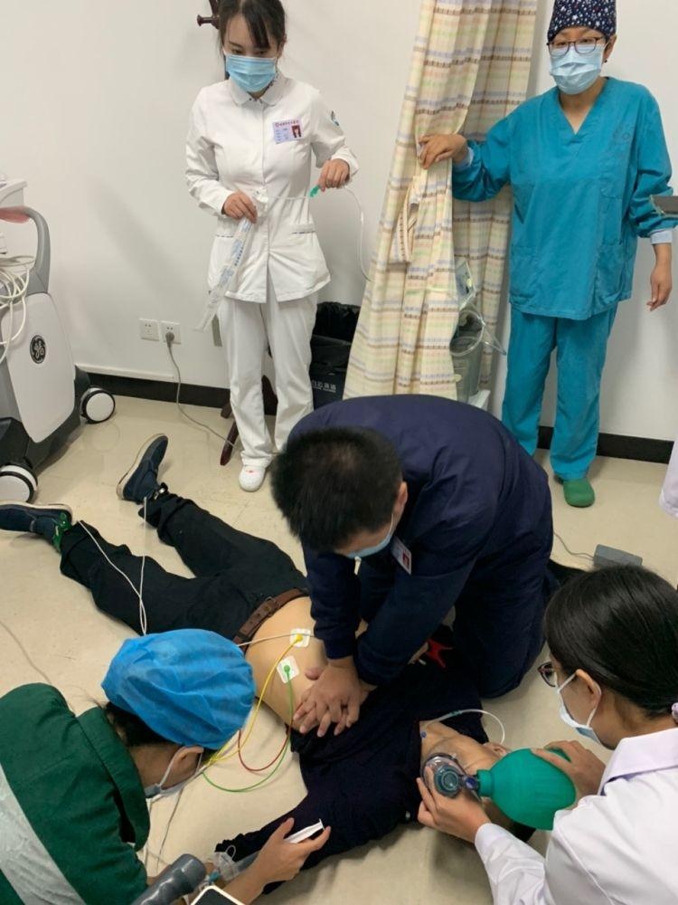 男子做心脏彩超时突发室颤 医护人员紧急抢救挽回生命