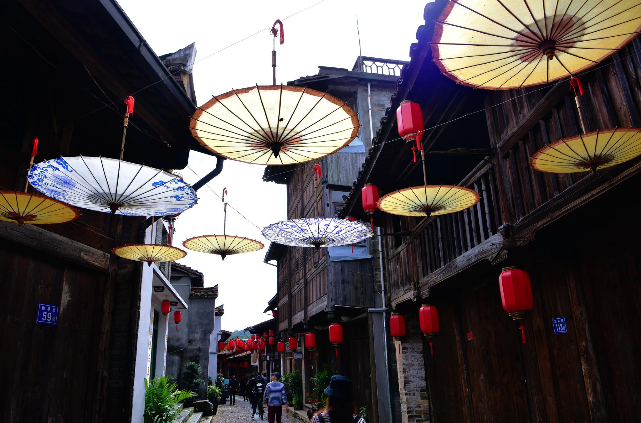 新华社记者魏培全摄11月4日,游客从和平古镇的谯楼进入景区游玩.