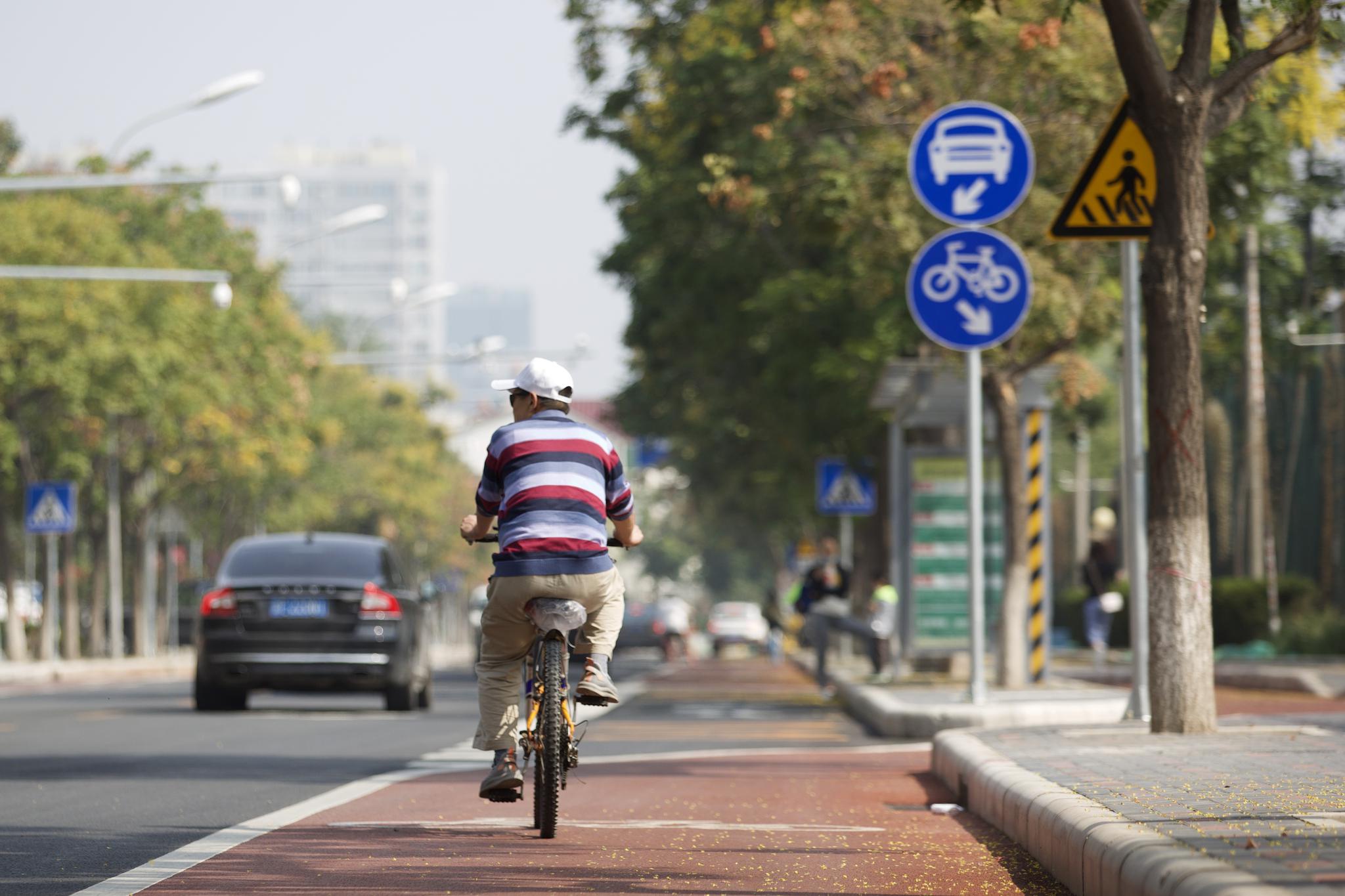 选择步行,骑行等绿色出行方式,交通部门不断提升城市慢行交通出行品质