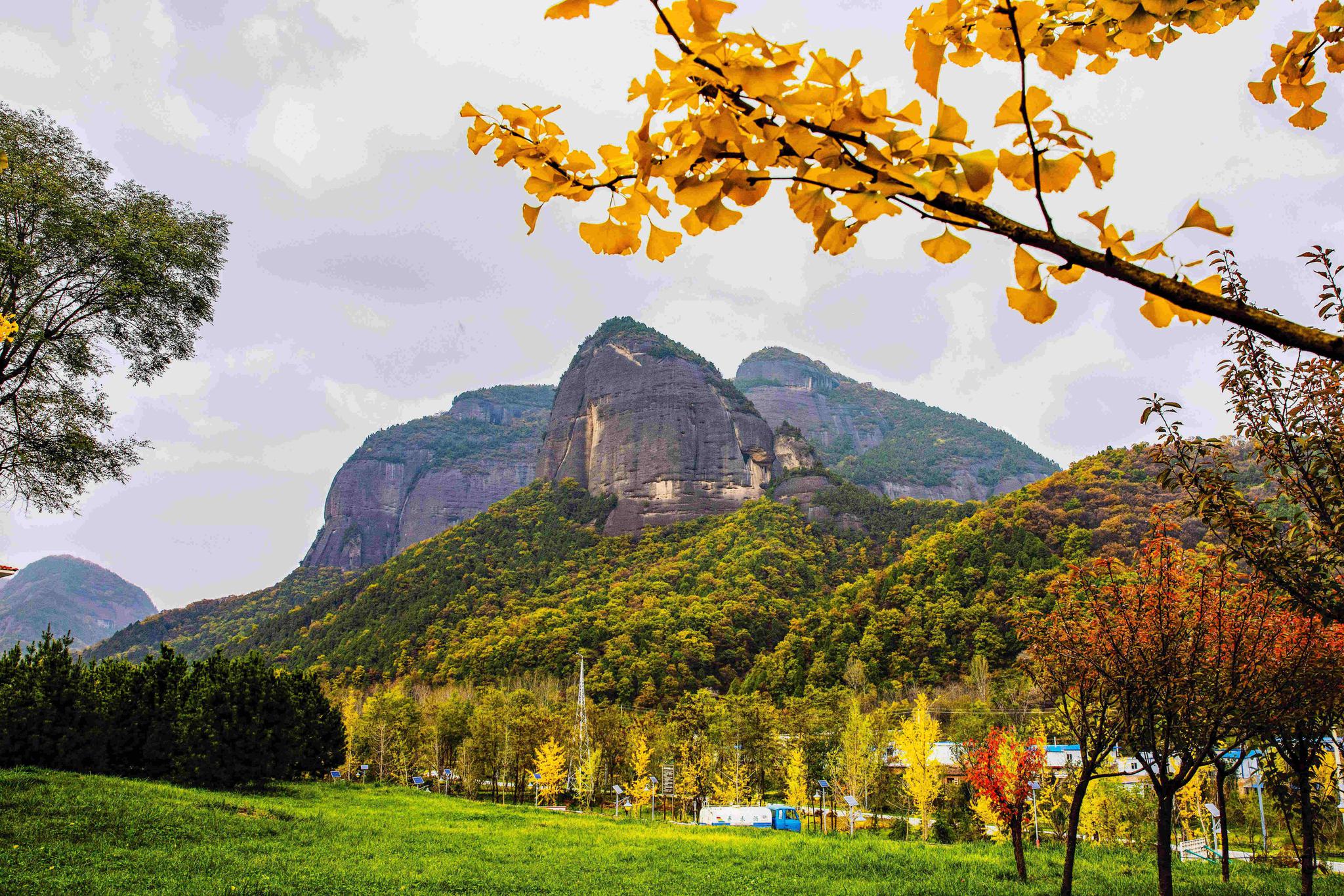 陕西铜川:大美丹霞映秋色