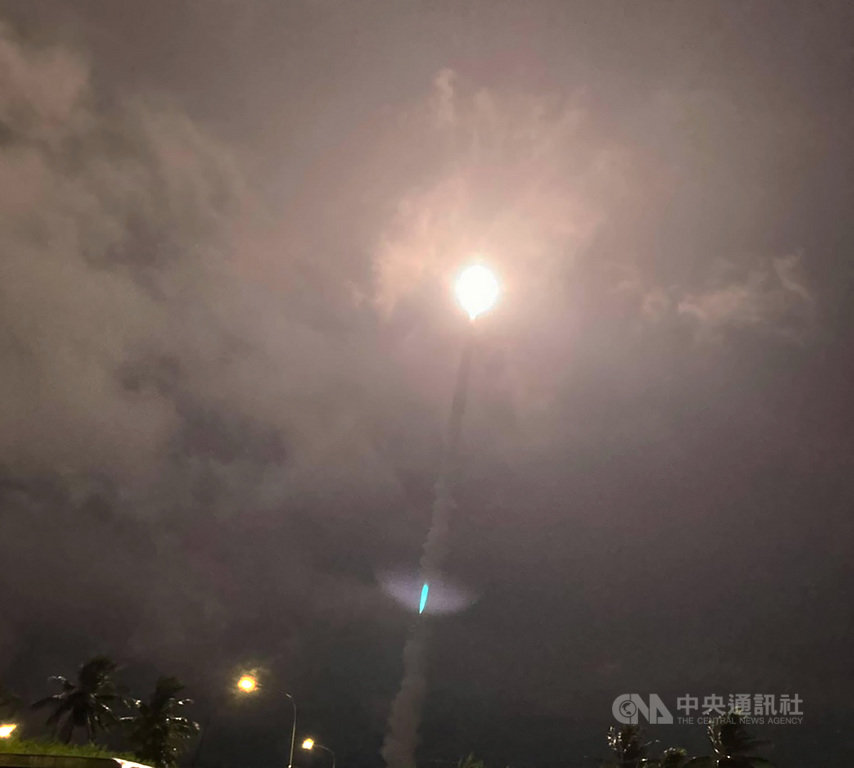 台“中科院”24日晚试射导弹。（图片来源：台湾“中央社”）