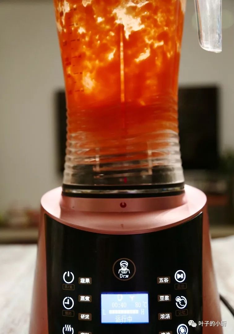 3,胡萝卜倒入破壁机里,加入约50克水,启动破壁机豆浆功能搅拌.