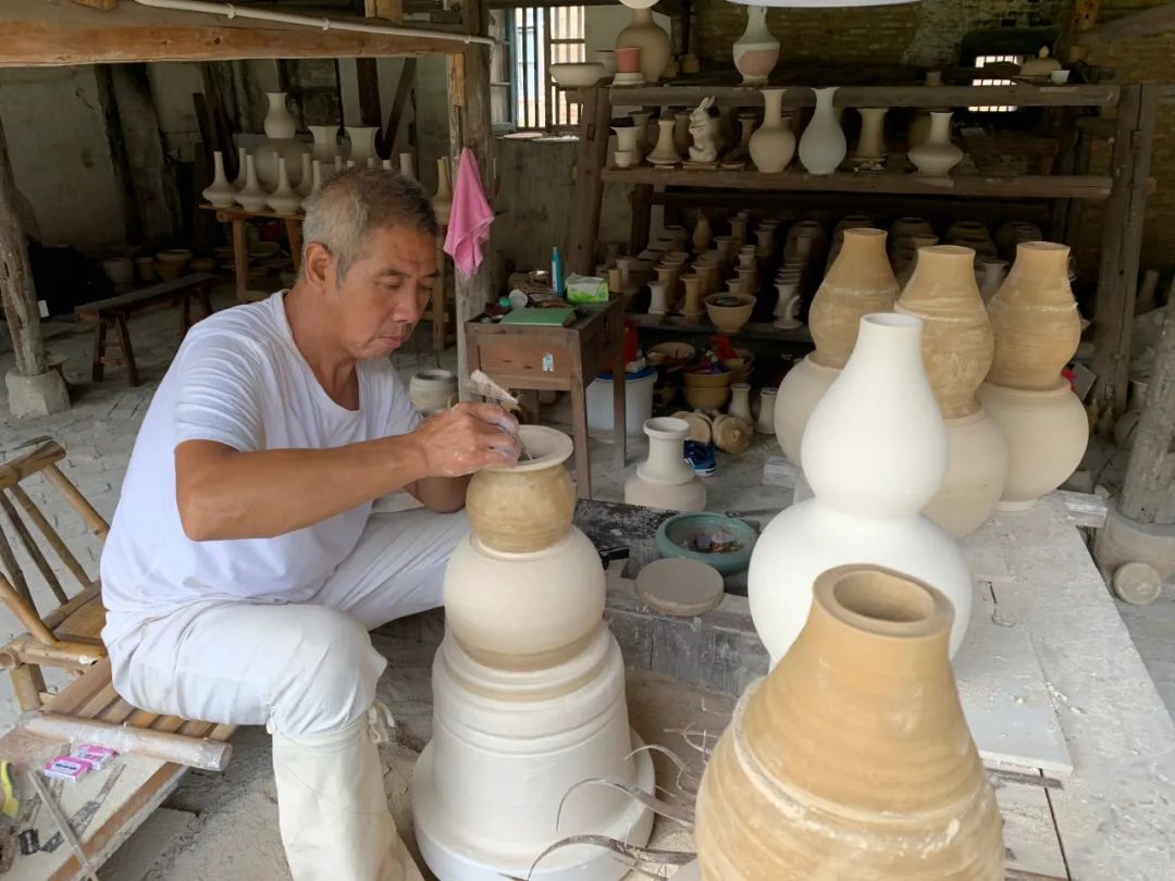 △景德镇御窑厂内的老手艺人正在对陶瓷进行加工。李韵涵 摄