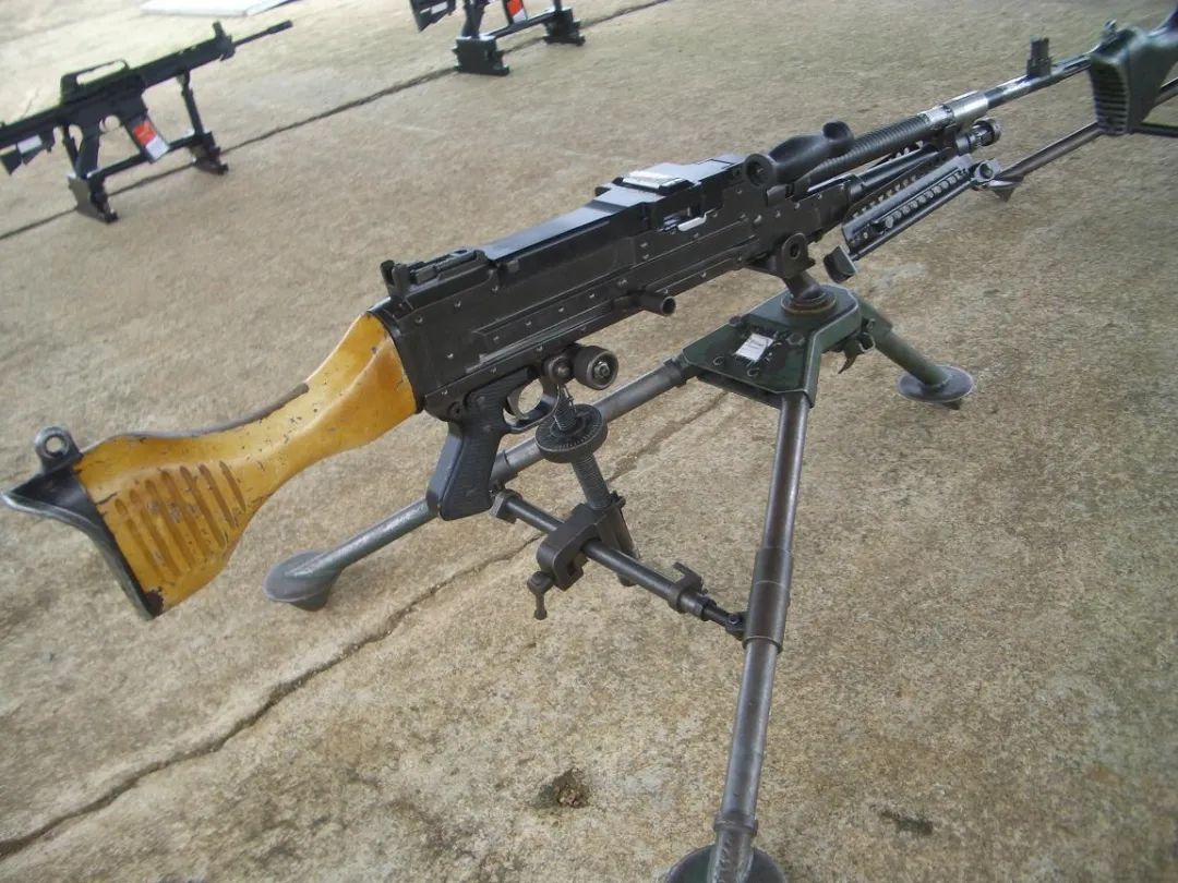 t74排用机枪比利时的fn mag在1958年推出,性能很优秀,包括美国在内