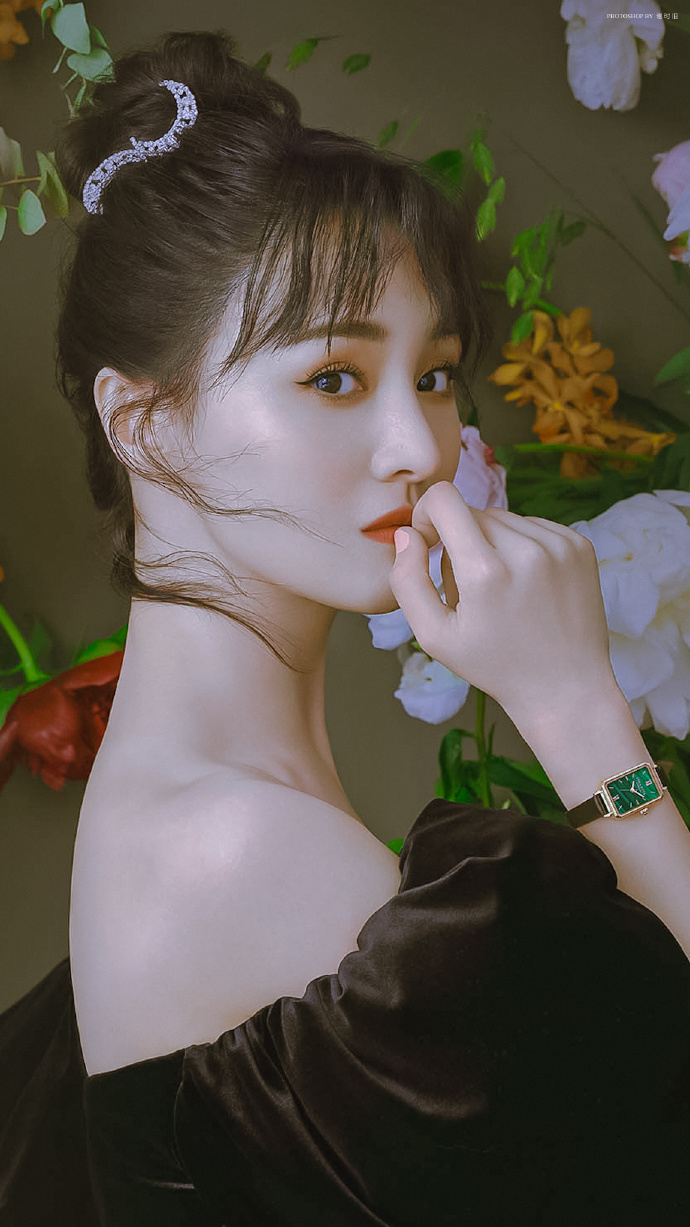 郑爽为高奢品牌站台,造型时尚脸却显老气,下巴尖苹果肌突兀颜值下滑