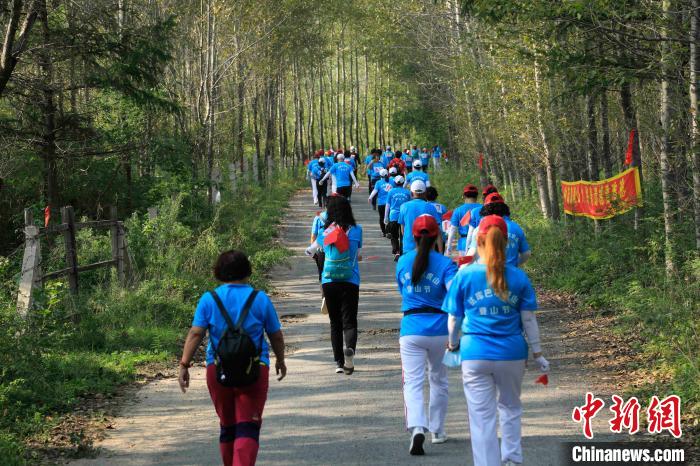 第九届沈阳法库巴尔虎山登山节上尽览满蒙文化