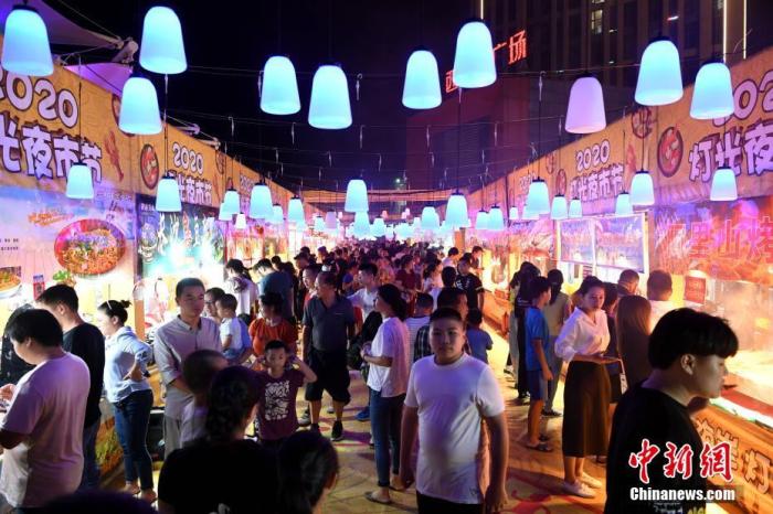  2020年9月12日，福州市闽侯县西海岸广场夜市吸引大批市民前来游逛消费。 中新社记者 王东明 摄