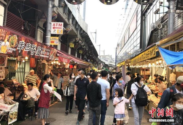 资料图:当地时间9月20日为日本四连休小长假的第二天,外出民众明显增多。图为东京上野某商业街人流密集。 中新社记者 吕少威 摄