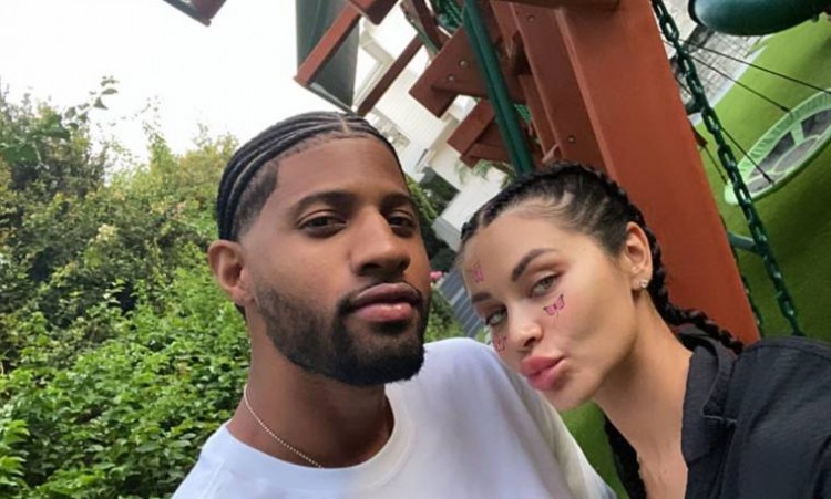 惬意啊乔治地垄沟新造型与女友合拍陪女儿在家中游玩