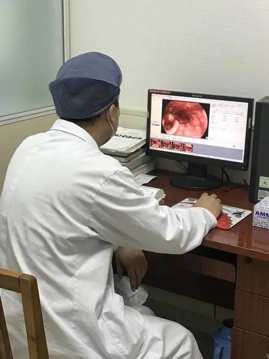 “秋天第一杯奶茶”翻车：本有慢性胃炎的人易受刺激致咽喉反流