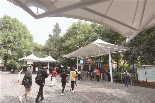 湖南日报9月24日讯 9月24日,长沙市橘子洲景区入口处,游客通过入园闸