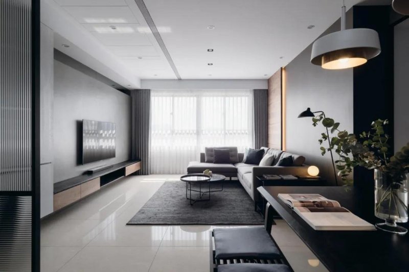 客厅空间的天花整体吊平顶 无主灯的设计,整体空间显得充满简洁唇方