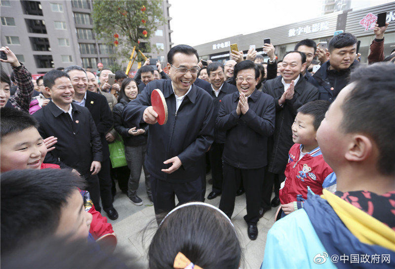 李克强在贵阳考察时，一群孩子围住总理“邀约”打乒乓球。“中国政府网”微信公号