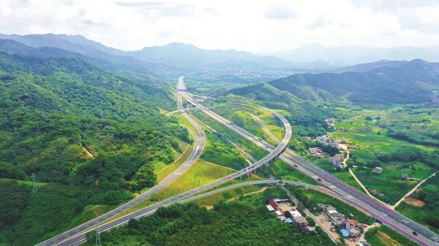 惠清高速与广河高速交接处的打鼓岭互通.惠州日报记者戴建 摄
