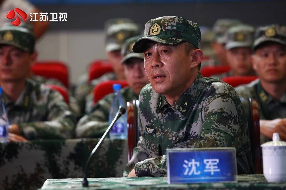 硬核演技派前来报到揭秘蓝军出击中的宝藏演员侯勇