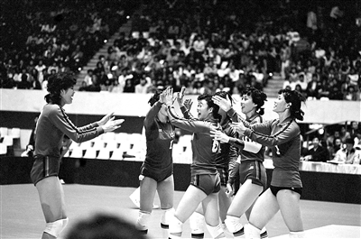 1981年11月，中国队在第三届世界杯女子排球赛中，以七战七捷的佳绩，实现了世界冠军零的突破。这是当时中国女排队员庆祝比赛获胜时的场景。新华社发（黎启榕 摄）