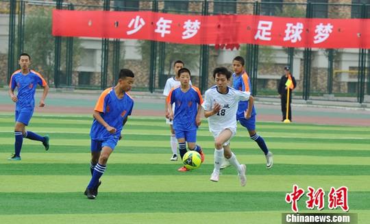 资料图：一场校园足球联赛初中组总决赛。中新社记者 杨艳敏 摄