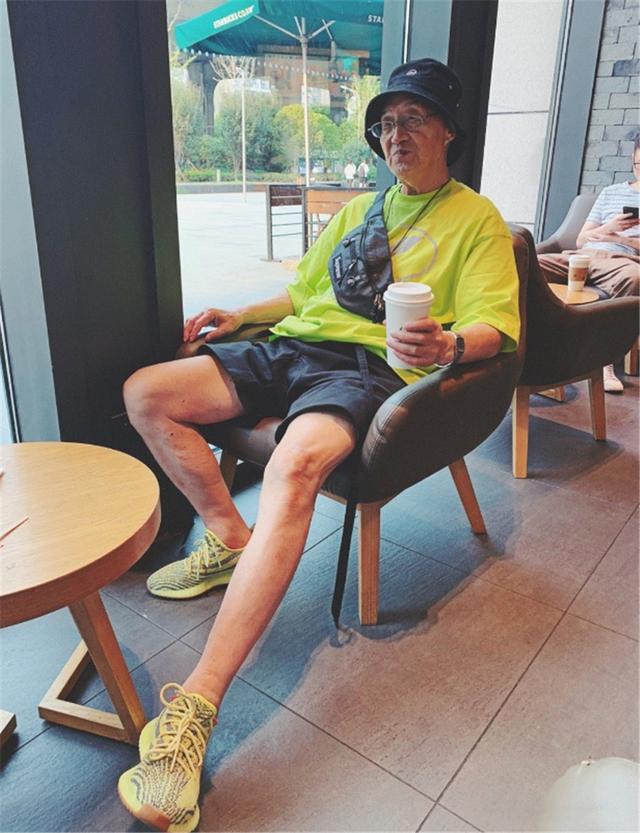 82岁爷爷穿粉色aj上街一身马卡龙配色和孙子同款真时尚