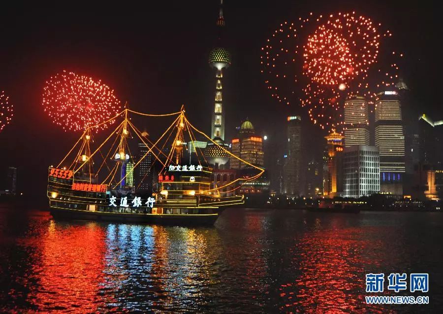 游船、焰火、彩灯与黄浦江两岸的美景相映成趣。新华社发 朱岚 摄